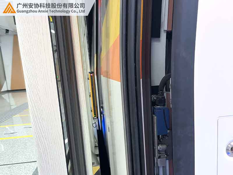 地鐵安全光柵在緊急制動中的應用案例.jpg